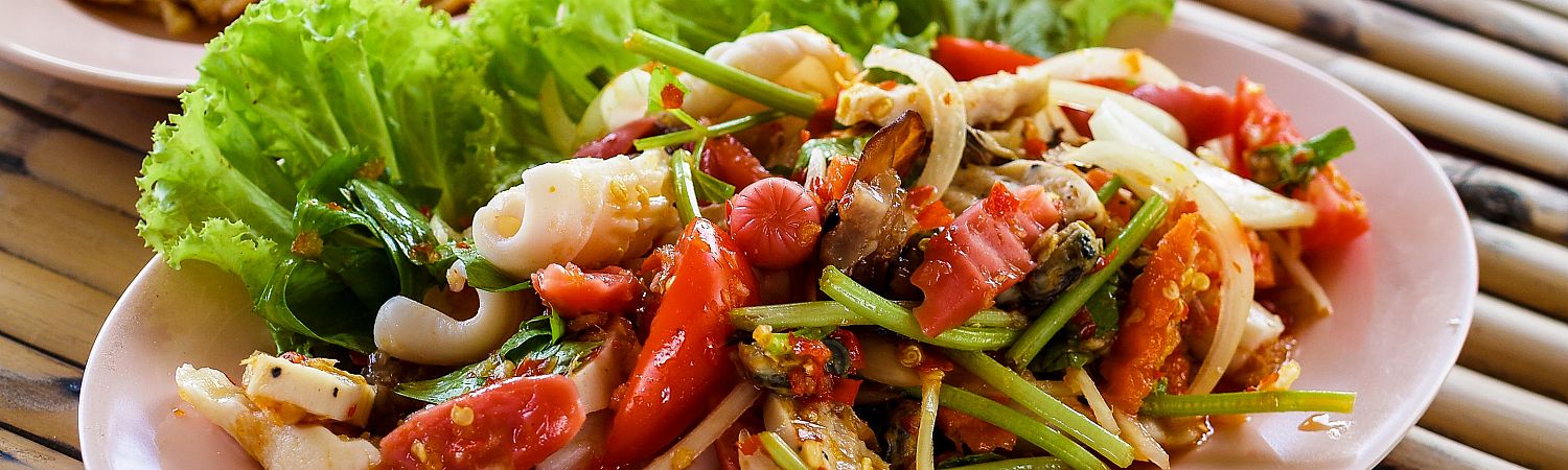 Buy thai. Азиатская кухня. Тайский салат. Салат с креветками и кунжутом. Еда.